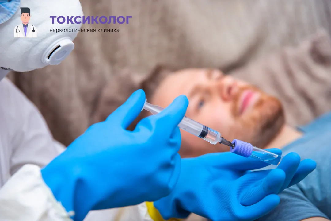 Врач берет анализы в процессе процедуры «Снятие ломки в Хабаровске»